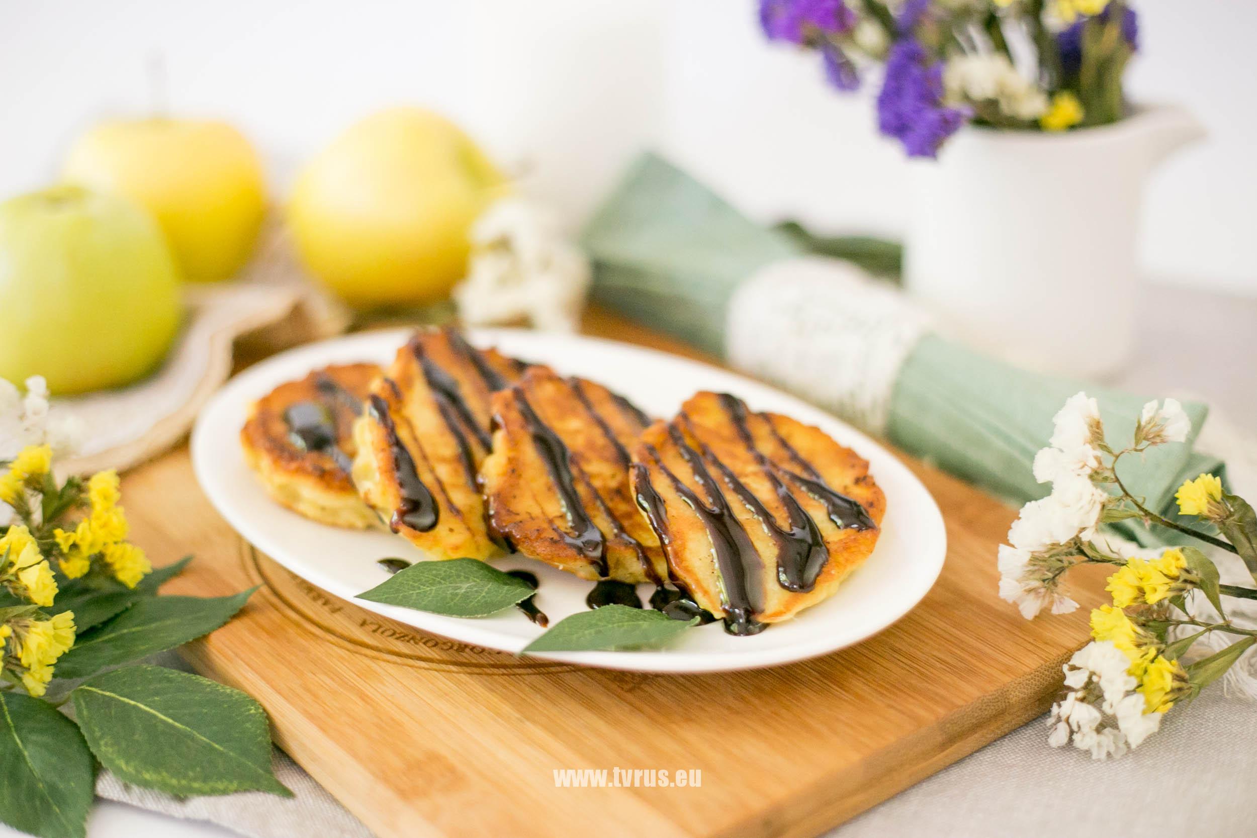 яблочные оладьи